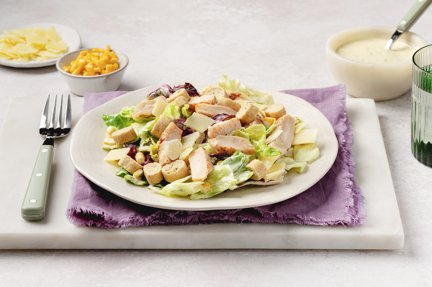 Σαλάτα Caesar’s με κοτόπουλο & flakes παρμεζάνας